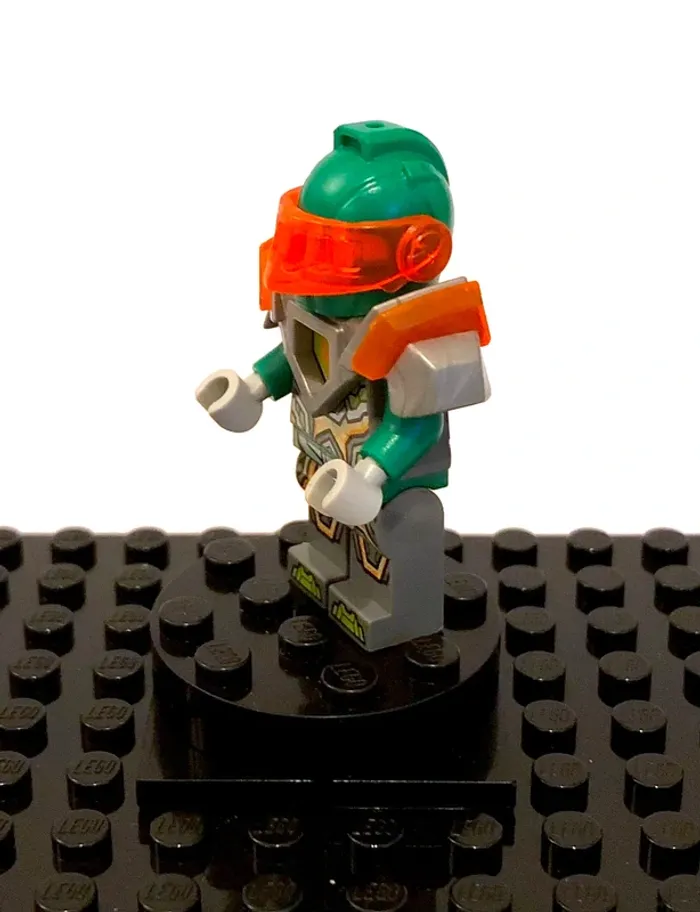 LEGO Nexo Knights - "Aaron Fox, trans-neon orange visor" - photo numéro 7