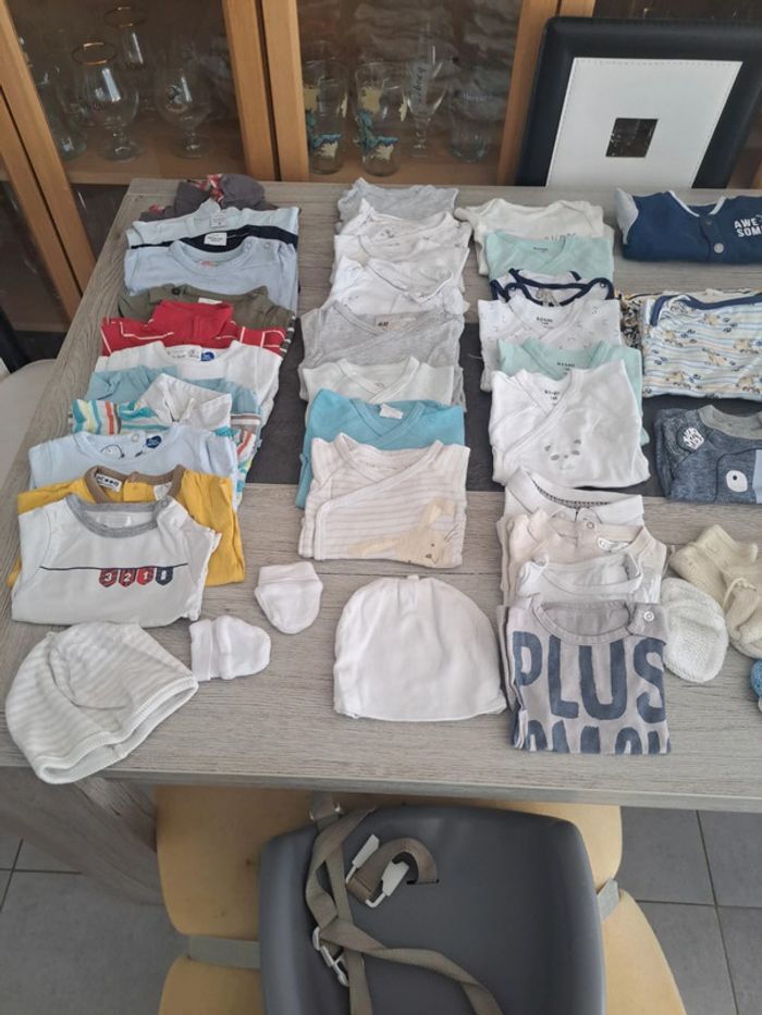 Gros lot bebe garcon 1 mois ( 45 vetements) - photo numéro 2