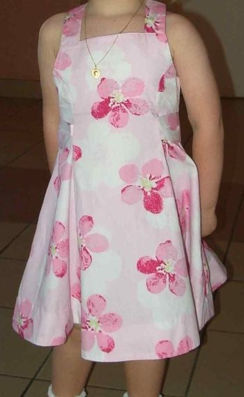 Robe blanche, à brides, avec imprimé fleurs roses