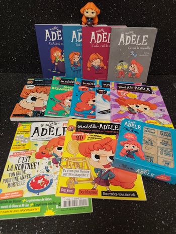 Lot livres magazines figurine et tampons mortelle adele