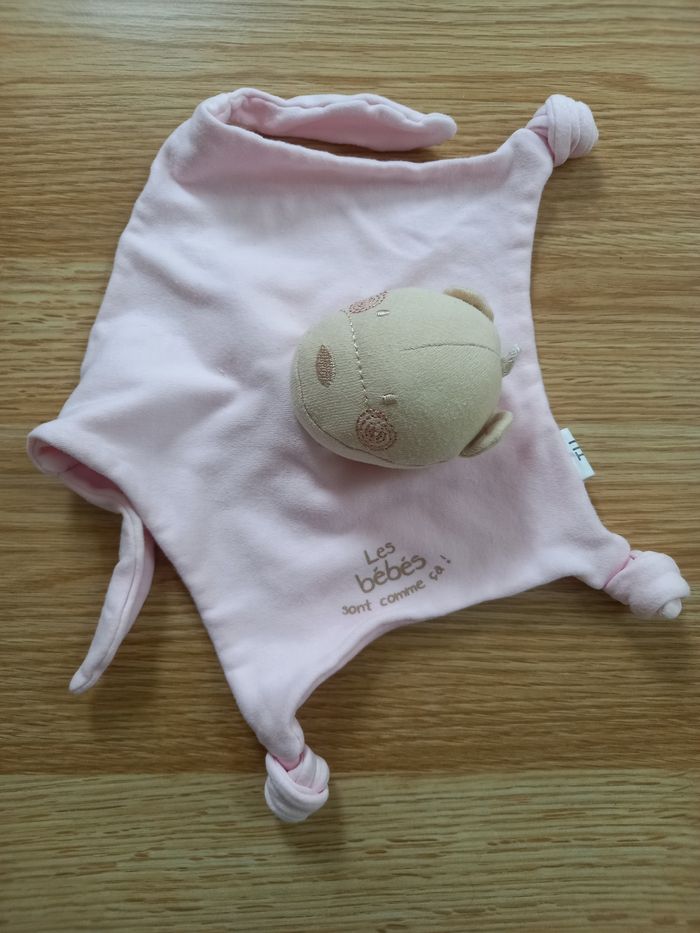 Une cape rose claire toucher velours et 2 doudous - photo numéro 6