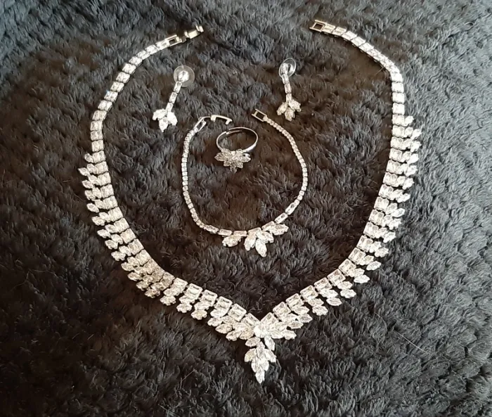 Magnifique parure collier, bracelet, bague et boucles d'oreilles Belle Miss en cristaux (strass)
