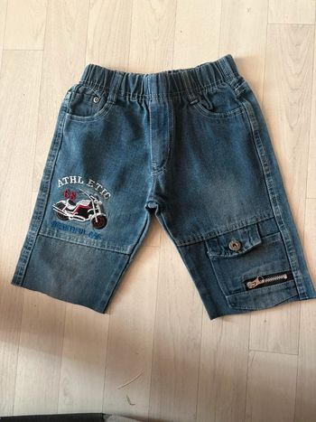 Short coupé 8 ans bleu foncé très bon état motif moto