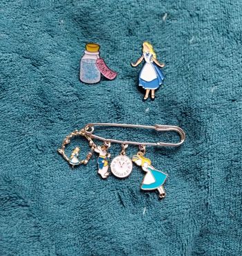 Pins et broche disney fantasy alice aux pays des merveilles