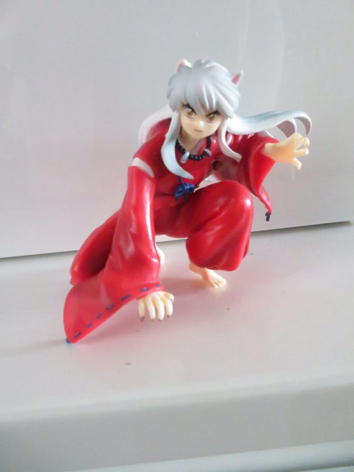 Figurine manga fille rouge accroupi