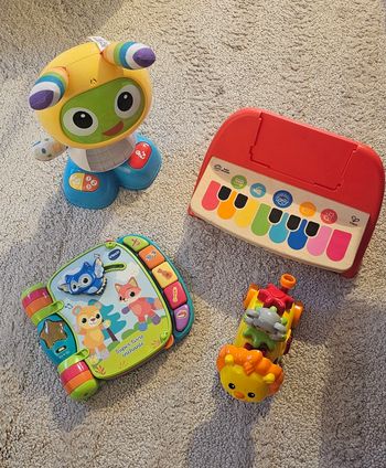 Lot de jouets Vtech , Hape et autres