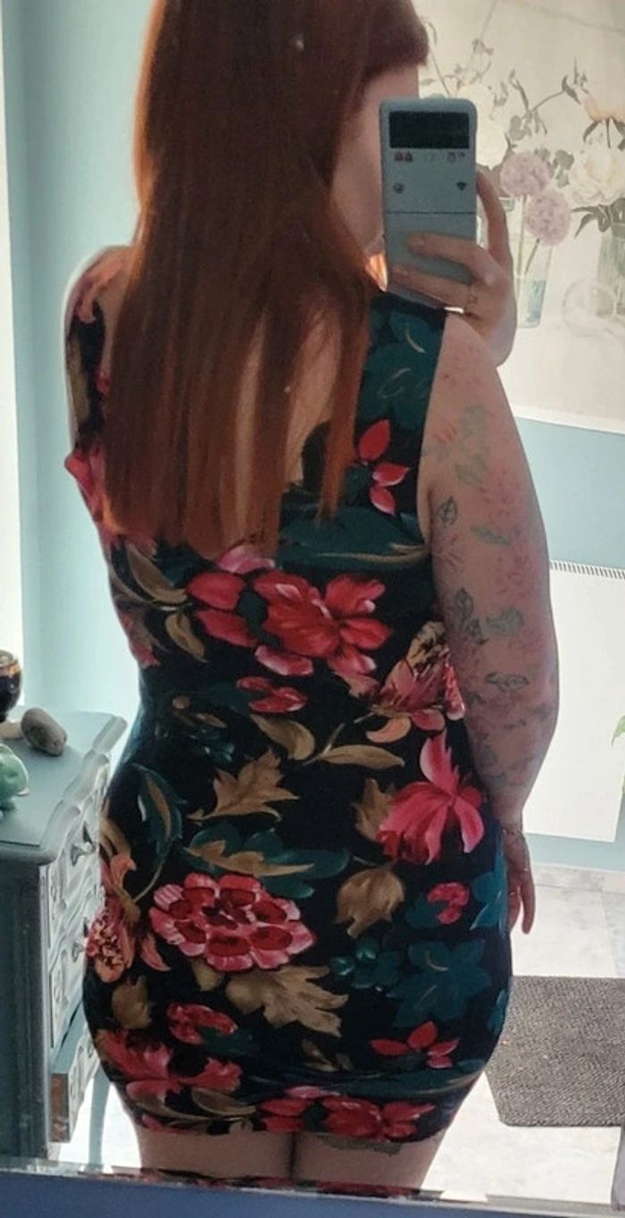 Robe courte fleurie - photo numéro 3