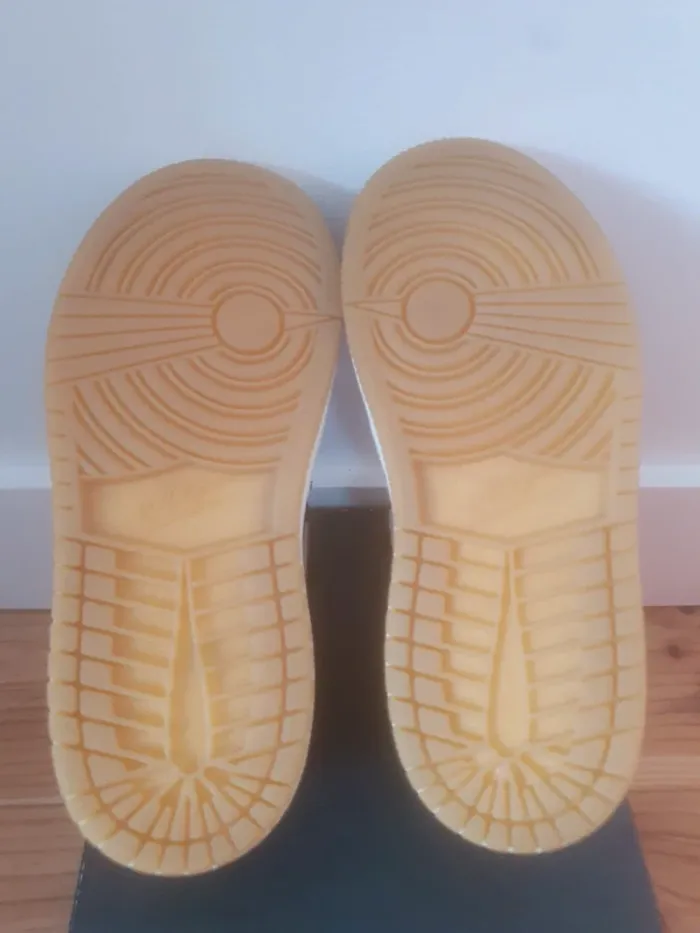 Nike Jordan 1 Retro "gold metallic"(28 et 28.5) - photo numéro 8