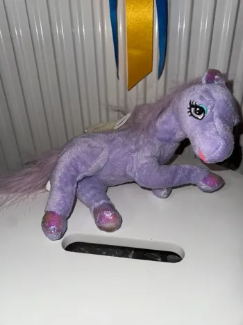 Peluche poney violet avec des ailes