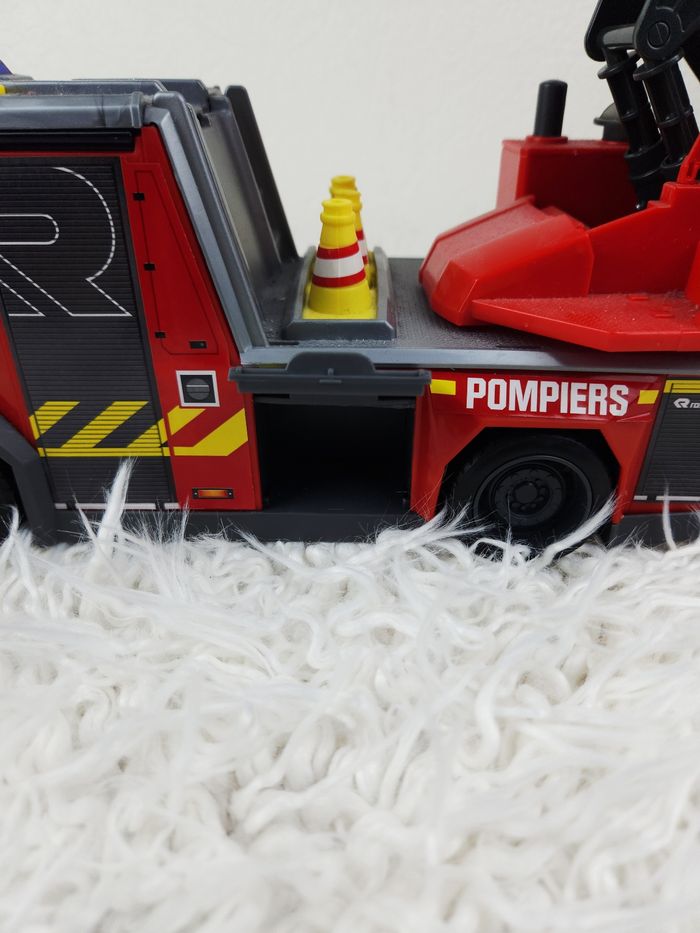 Camion de pompiers avec lanceur d eau Scania marque Dickie Toys 🎅 - photo numéro 3