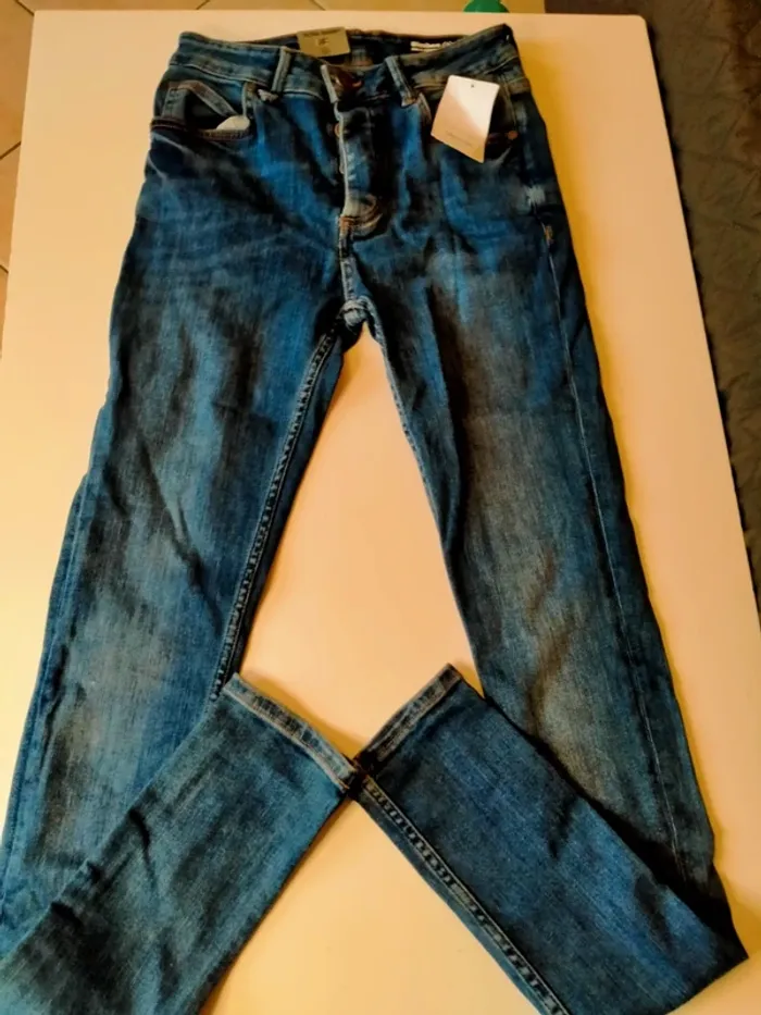 Jean homme slim Neuf avec étiquette Taille 36 - photo numéro 2