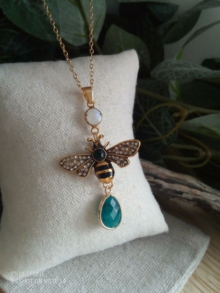 Collier pendentif abeille et pierres semi précieuses