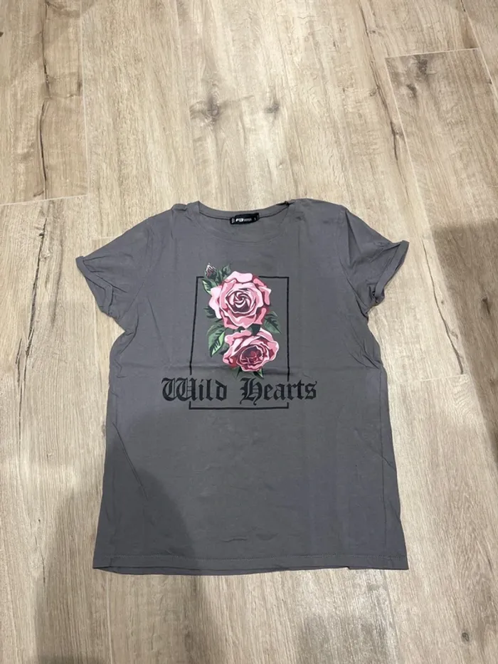 T-shirt gris et rose