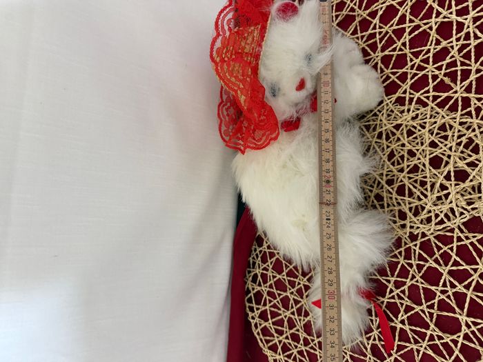 Chat en peluche vintage blanc couché chapeau dentelle rouge et flo rouge - photo numéro 4