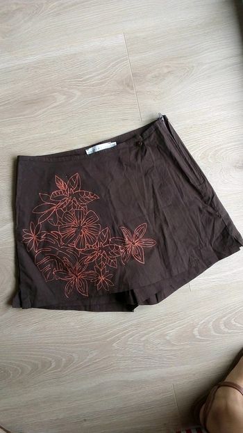 Jupe short marron. T. 36.
