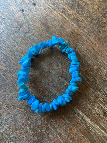 Magnifique bracelet élastique avec pierres turquoises