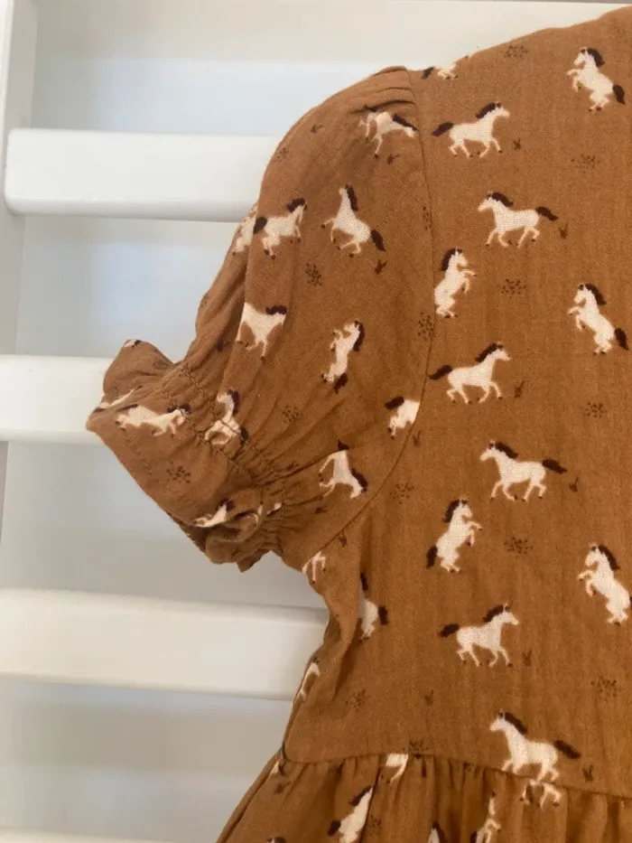 6 ans - Robe neuve avec étiquette motif avec cheval - photo numéro 2
