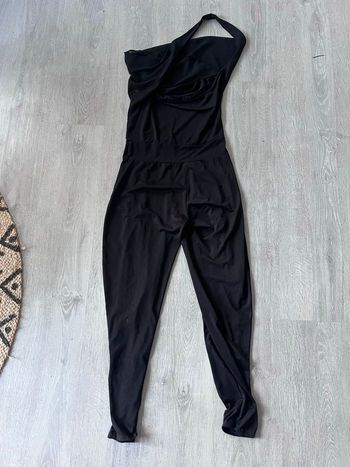 Combinaison noire à une bretelle 