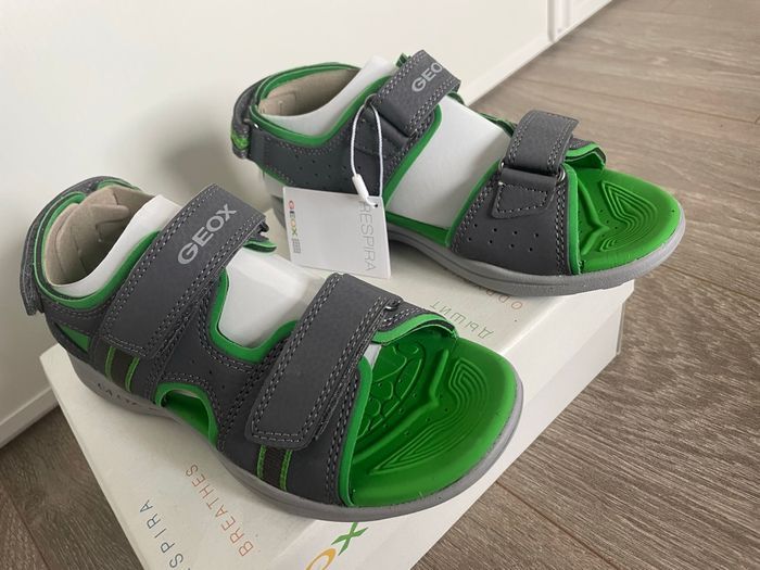 Chaussures Sandales Claquettes de la marque Geox Pointure 33 neuves en boîtes d’origine  Neuf - photo numéro 4