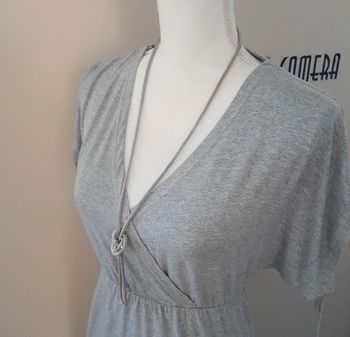 Robe t-shirt mi longue grise confortable et chic