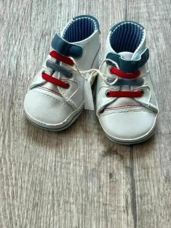 Petites chaussures neuve enfant pointure 16/17