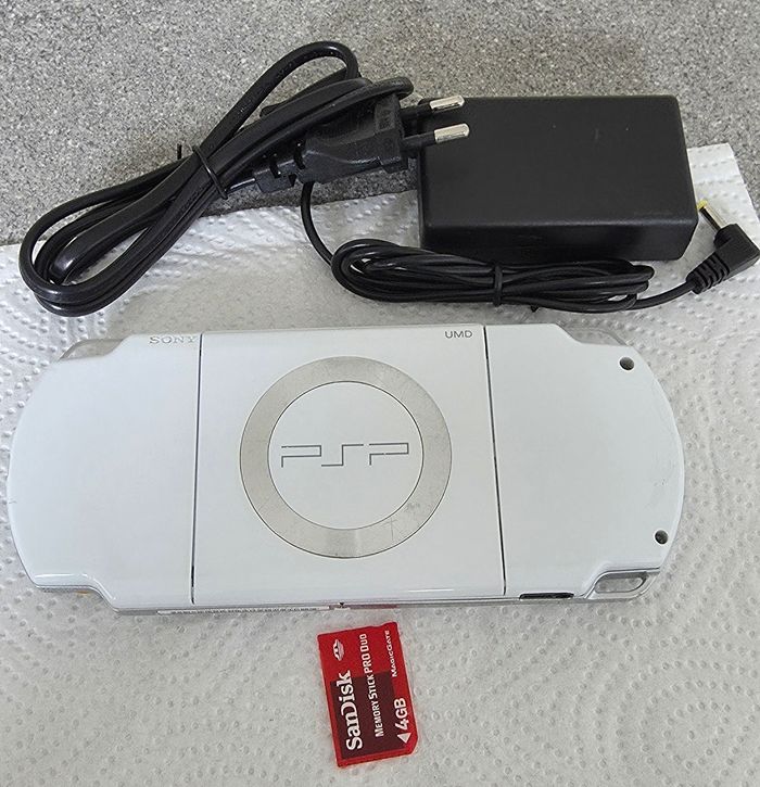 PSP 2004 white - photo numéro 2