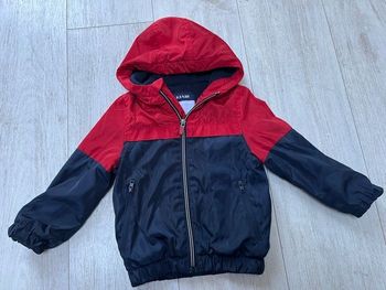 Veste à capuche rouge marine  Marque Kiabi  taille 3 ans