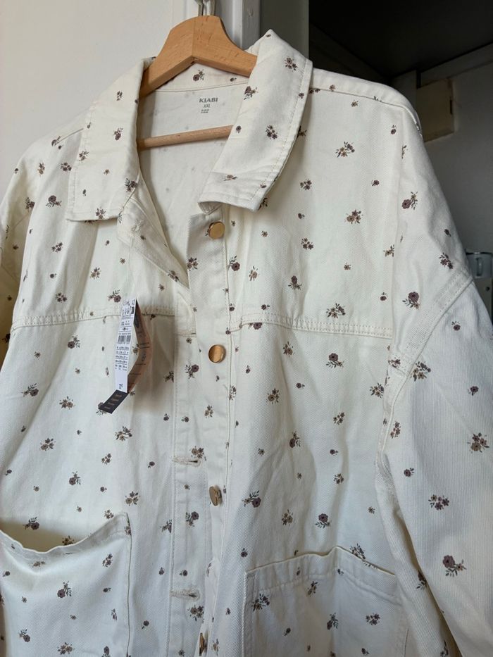 Veste blanche à fleurs état neuf - photo numéro 4
