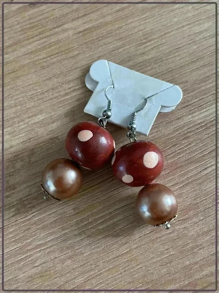 Boucles d’oreilles brune à pois blanc