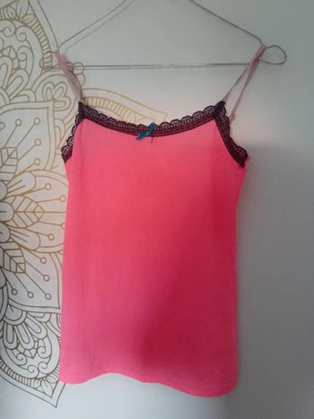 Débardeur rose et dentelle noire
