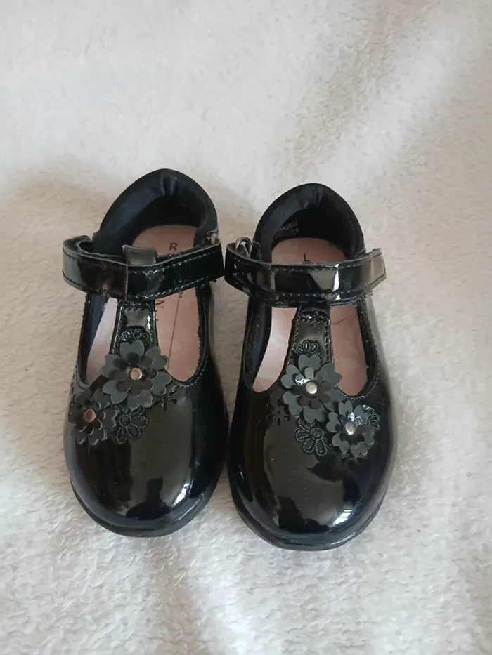 Jolies Ballerines vernies pointure 24