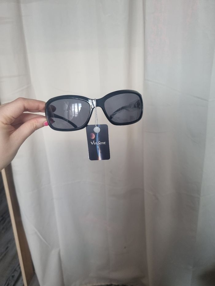 Lunette de soleil - photo numéro 3