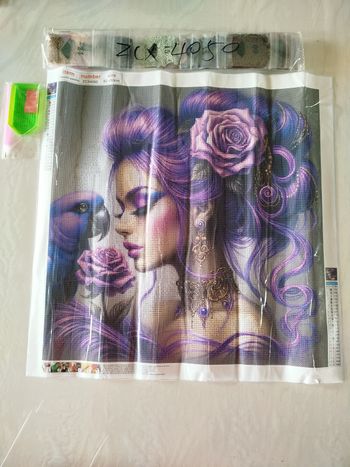 Diamond painting femme aux cheveux violets et perroquet violet original #C068