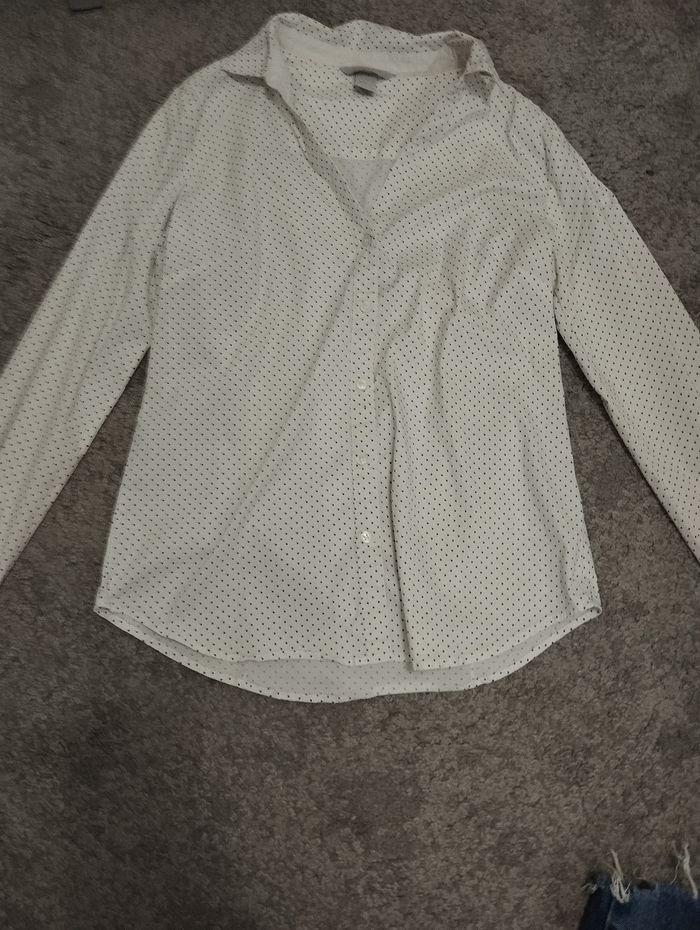 Chemise blanche à petit pois noirs