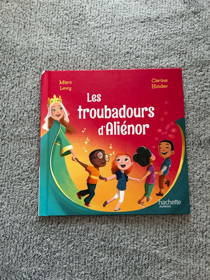 Livre McDo « Les troubadours d’Aliénor » Collection « Le club des aventuriers de l’histoire » 2018 Le livre est un peu abîmé à l’extérieur mais en parfait état à l’intérieur