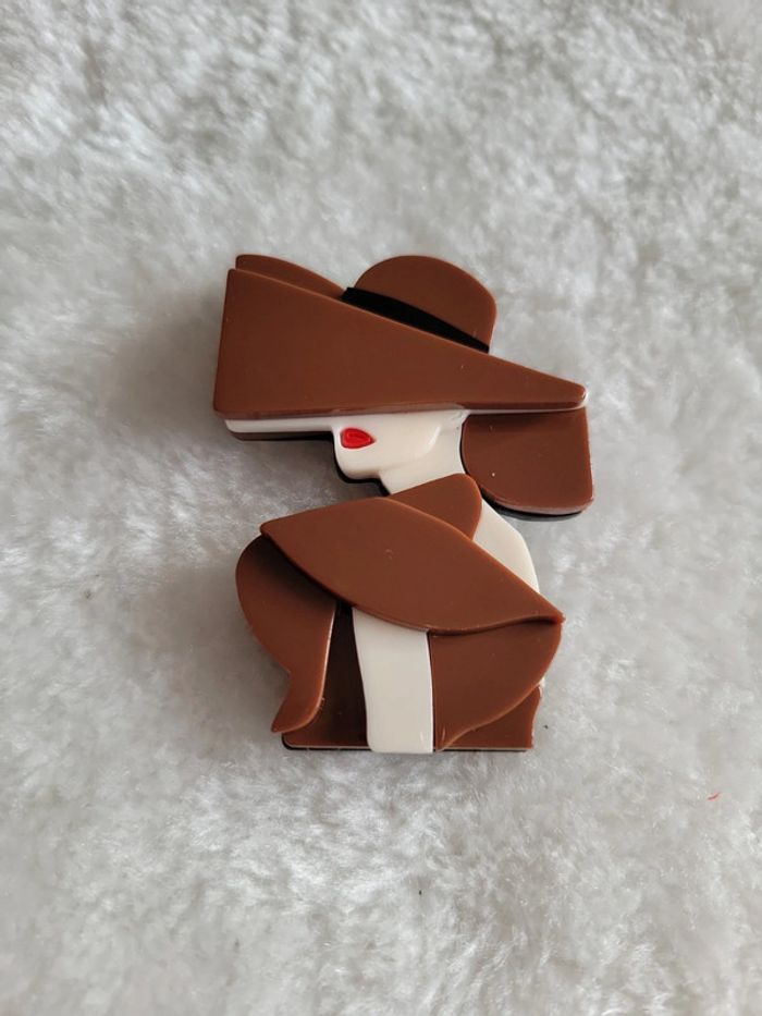 Broche dame au grand chapeau marron - photo numéro 3