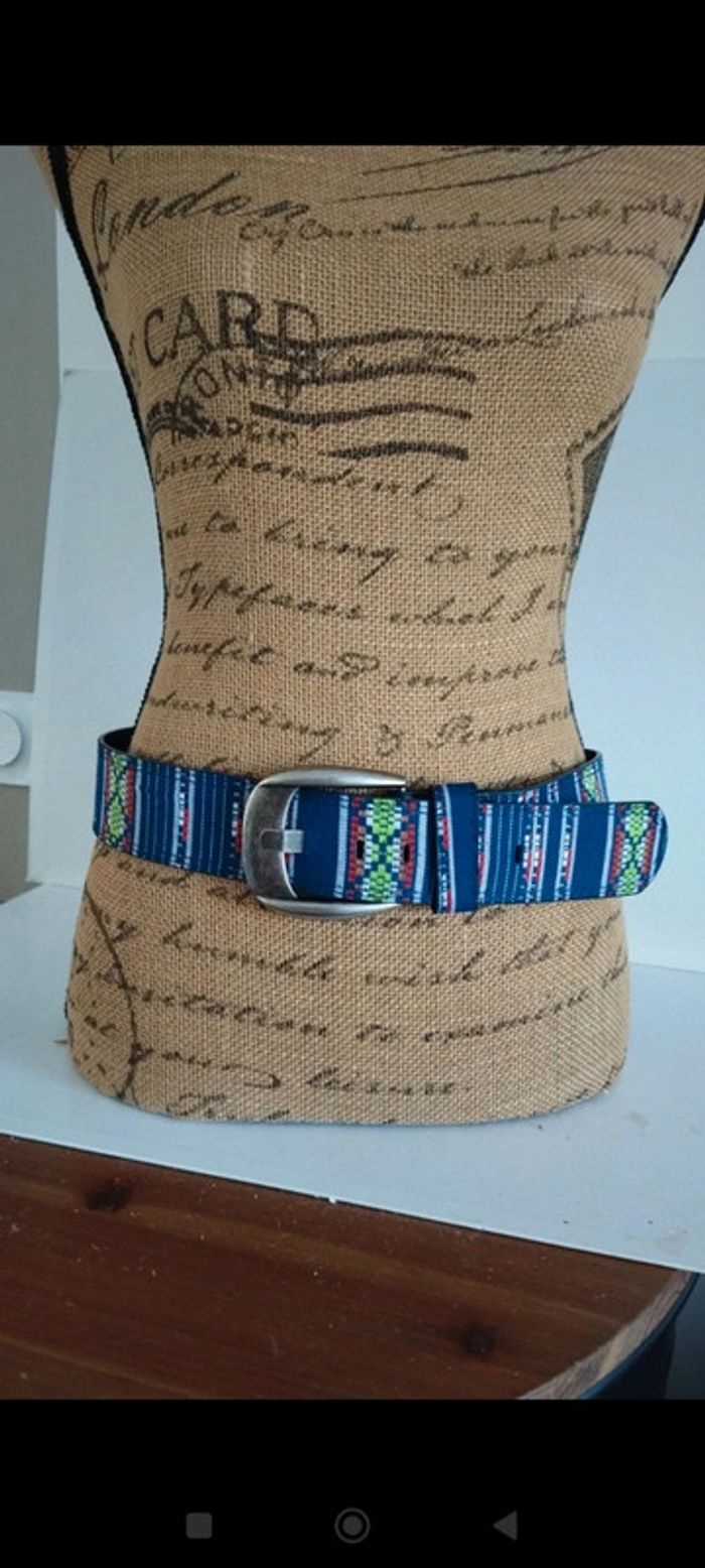 Superbe ceinture bleu avec motifs colorés 90 cm femme