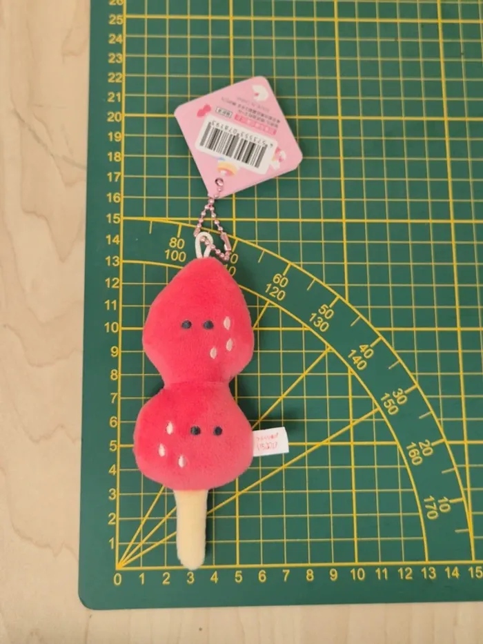 Porte-clés peluche Tsuburana Hitomi : Brochette fraises - photo numéro 4