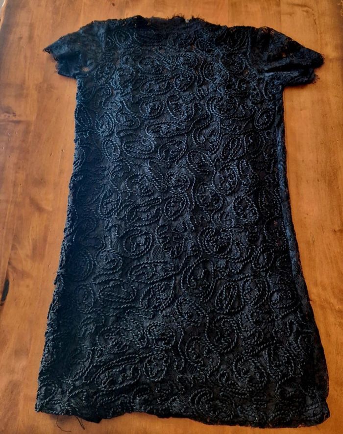 Robe noir, dentelle et broderie