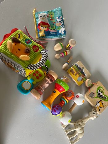 Lot jouets bébé 