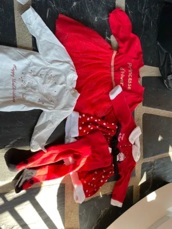 Lots 2 robes fêtes, un collant et un t shirt manches longues