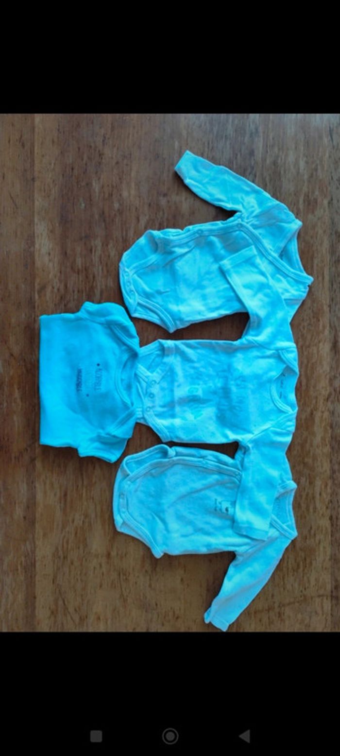 Lot de 4 bodys blancs taille 1mois divers marques