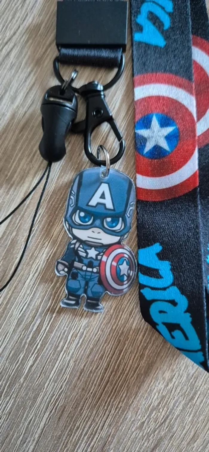 Porte carte d'identité Captain America/ Avengers avec lanière fantaisie. - photo numéro 4
