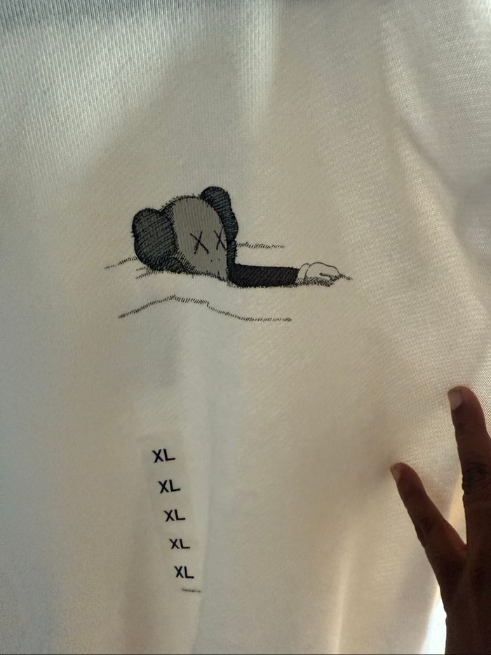 Uniqlo x Kaws sweatshirt L - photo numéro 2