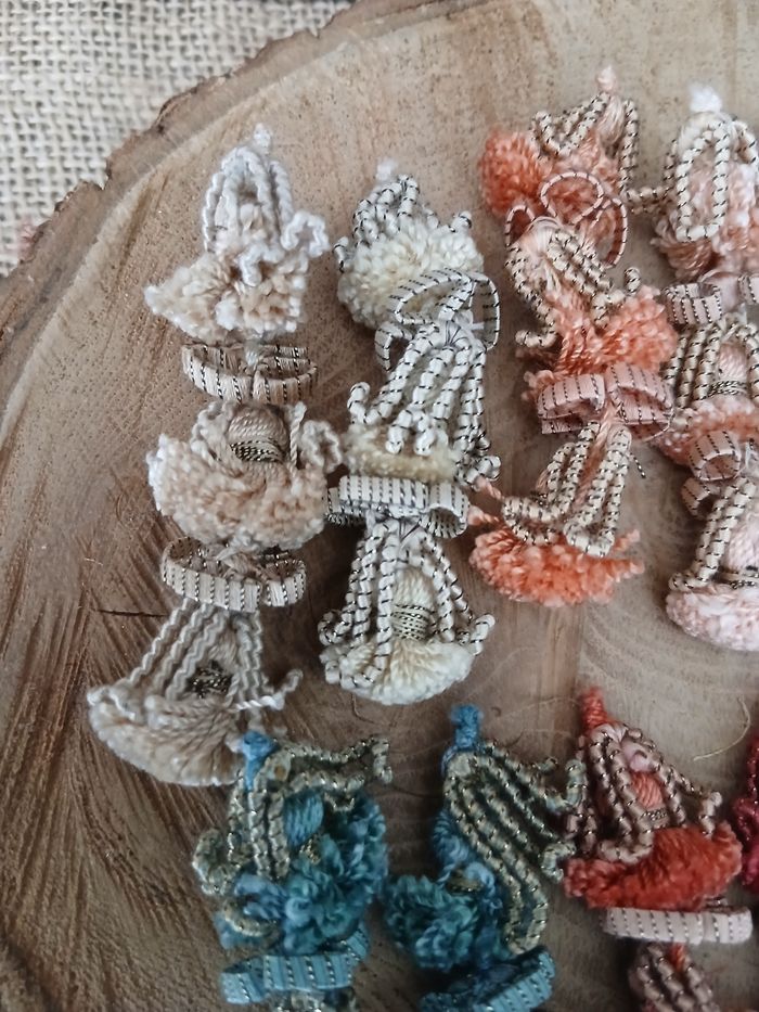 Lot de 15 glands pompons long guipure à coudre ou autre - photo numéro 3