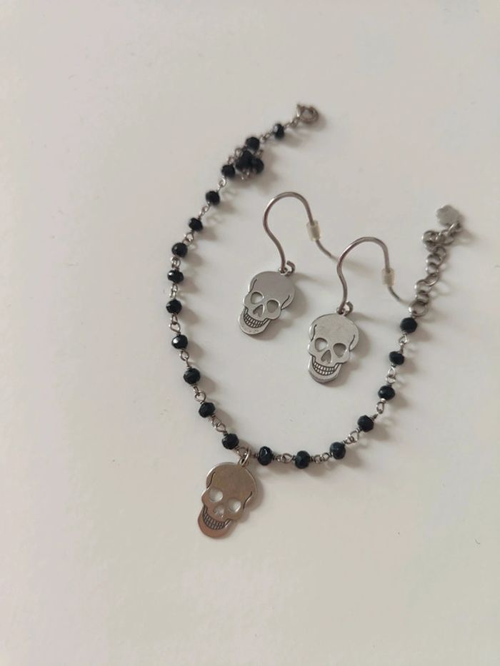 Ensemble bijoux boucles d'oreilles et bracelet tête de mort rock'n'roll pierres noires - photo numéro 2