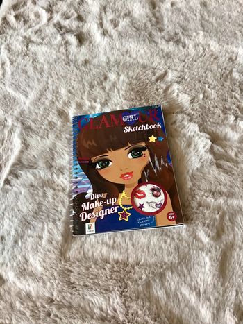 Livre Diva make up designer Glamour girl dessine et créer tes look (0623