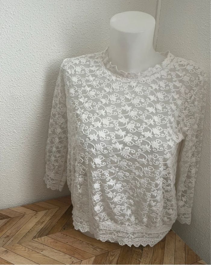 Haut blanc en dentelle taille 38/40
