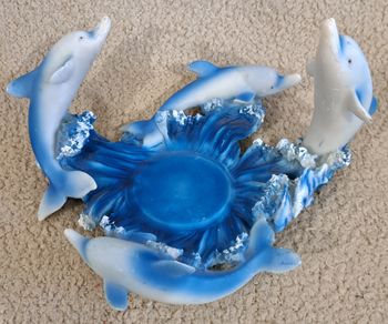 🗿 Objet décoratif en résine aux décors de dauphins