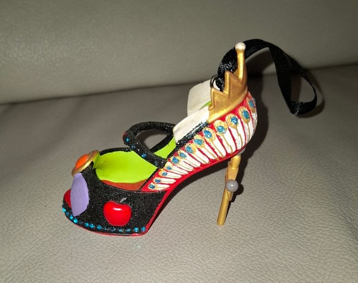 Mini chaussure mini shoes
ornement la mechante reine
disney - photo numéro 2